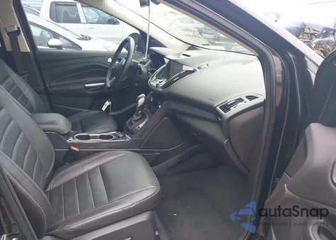 2015 Ford Escape Titanium z USA, uszkodzony, nr VIN 1FMCU9JX8FUB68371